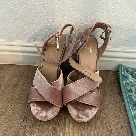 Velvet light pink heels size 8 - Picture 2 of 6
